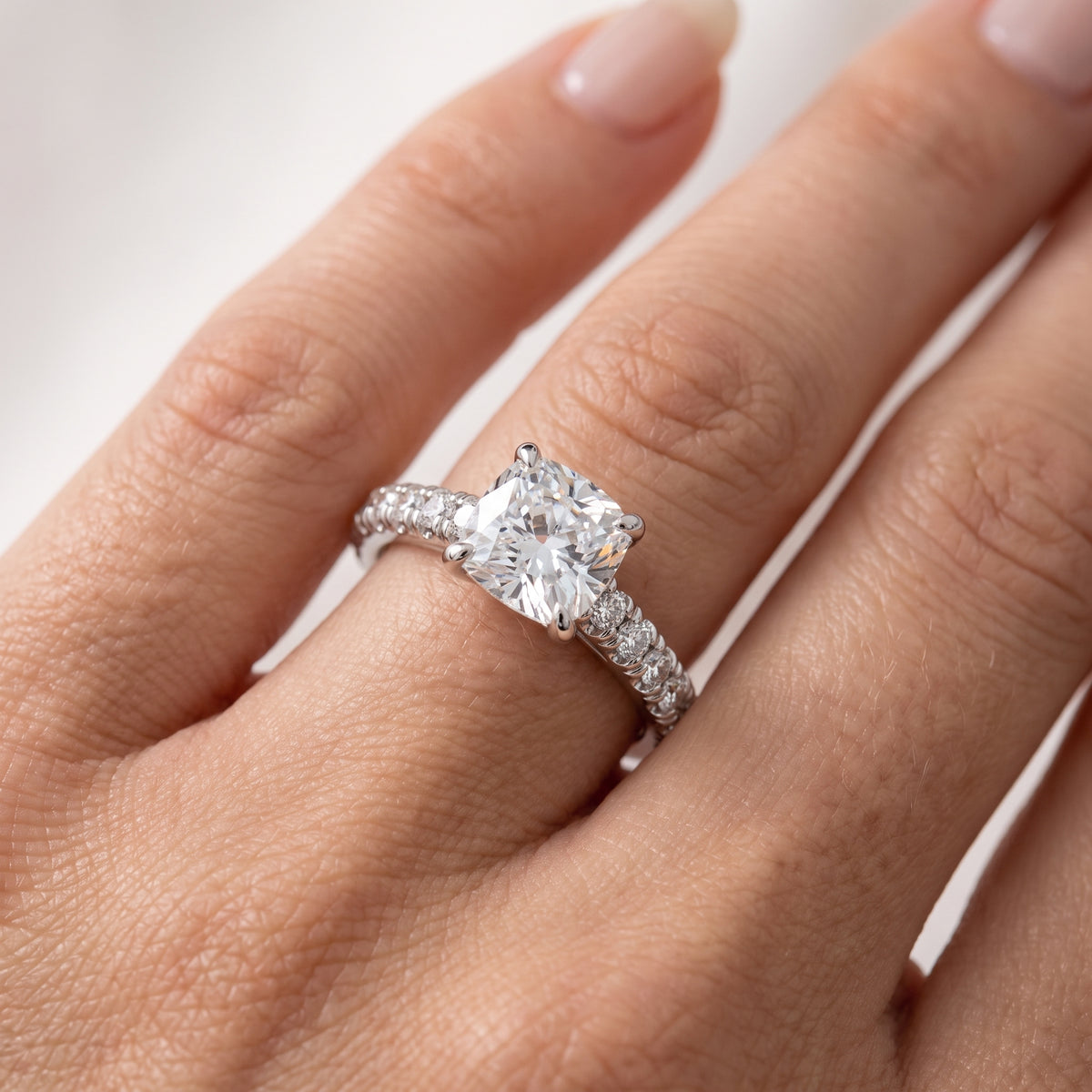 _lifestyle_image@SKU:R5118-NADC0100000PL #metal_platinum+origin_lab-grown+quality_ef-vs2+