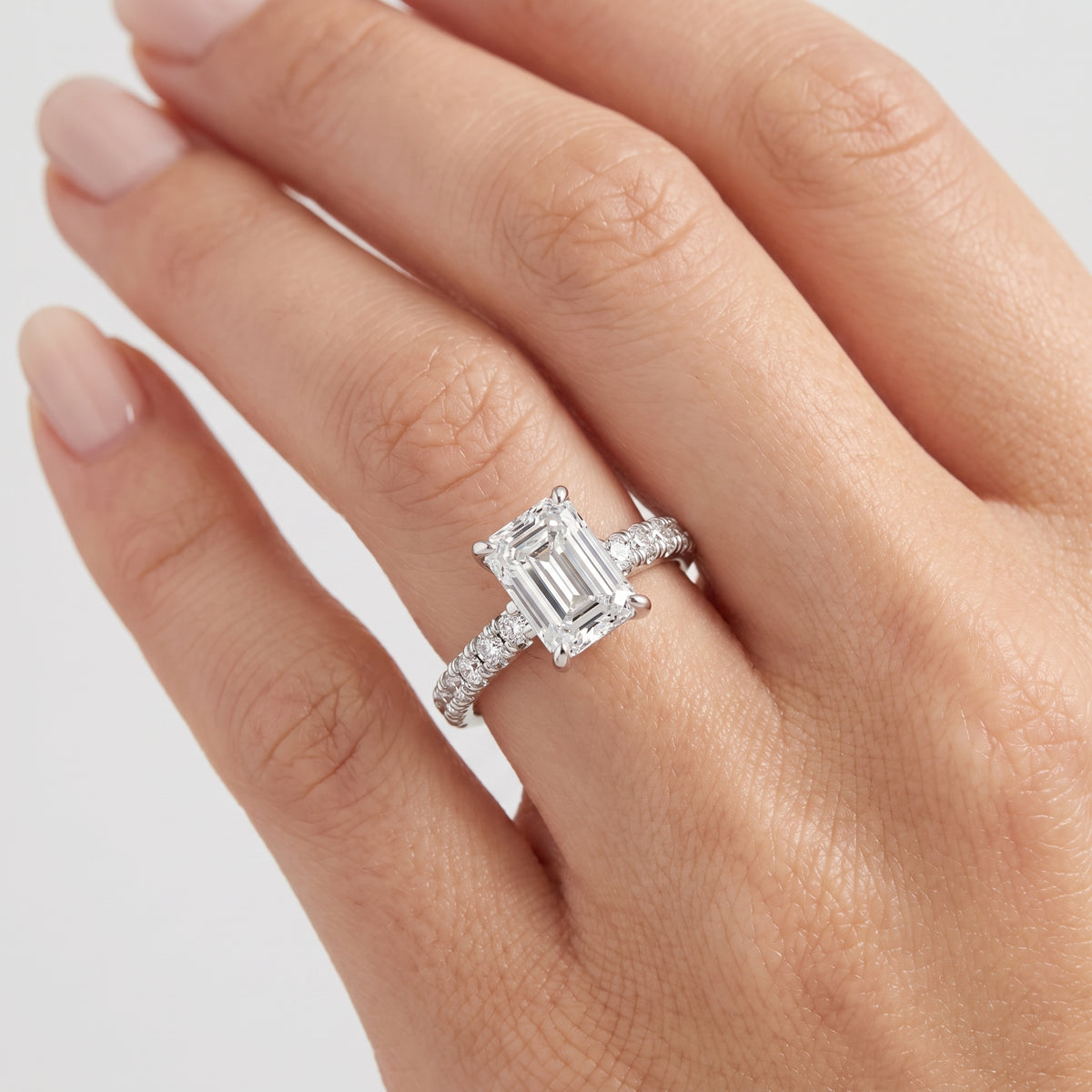 _lifestyle_image@SKU:R5118-NADE01000004W #metal_14k-white-gold+origin_lab-grown+quality_ef-vs2+