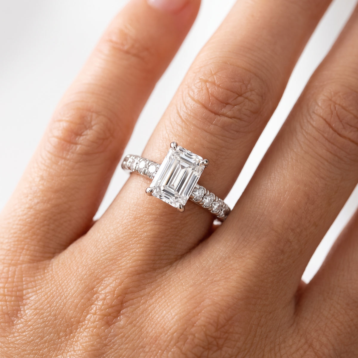 _lifestyle_image@SKU:R5118-NADE0100000PL #metal_platinum+origin_lab-grown+quality_ef-vs2+