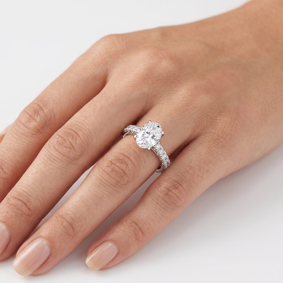 _lifestyle_image@SKU:R5118-NADO01000004W #metal_14k-white-gold+origin_lab-grown+quality_ef-vs2+