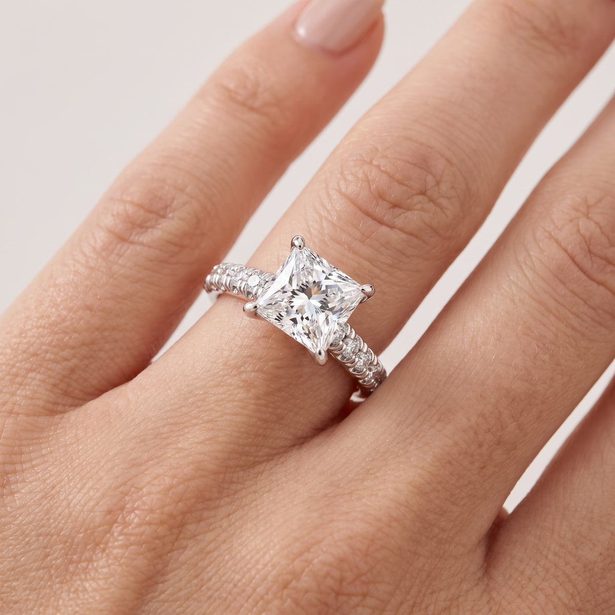 _lifestyle_image@SKU:R5118-NADP02000004W #metal_14k-white-gold+origin_lab-grown+quality_ef-vs2+