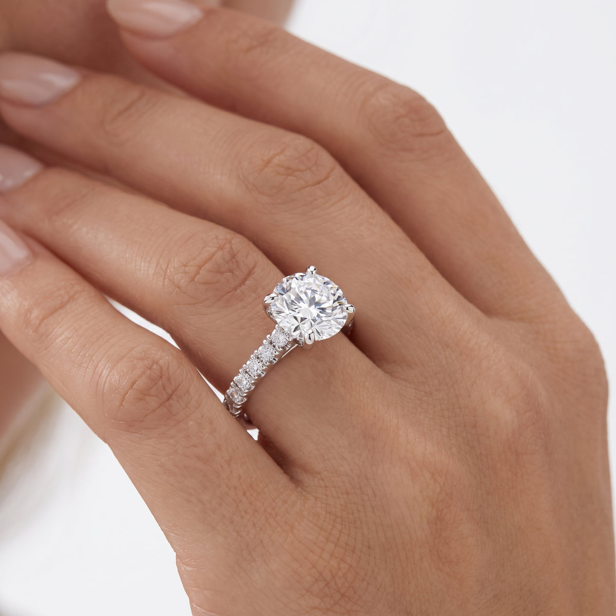 _lifestyle_image@SKU:R5118-NADR01000004W #metal_14k-white-gold+origin_lab-grown+quality_ef-vs2+
