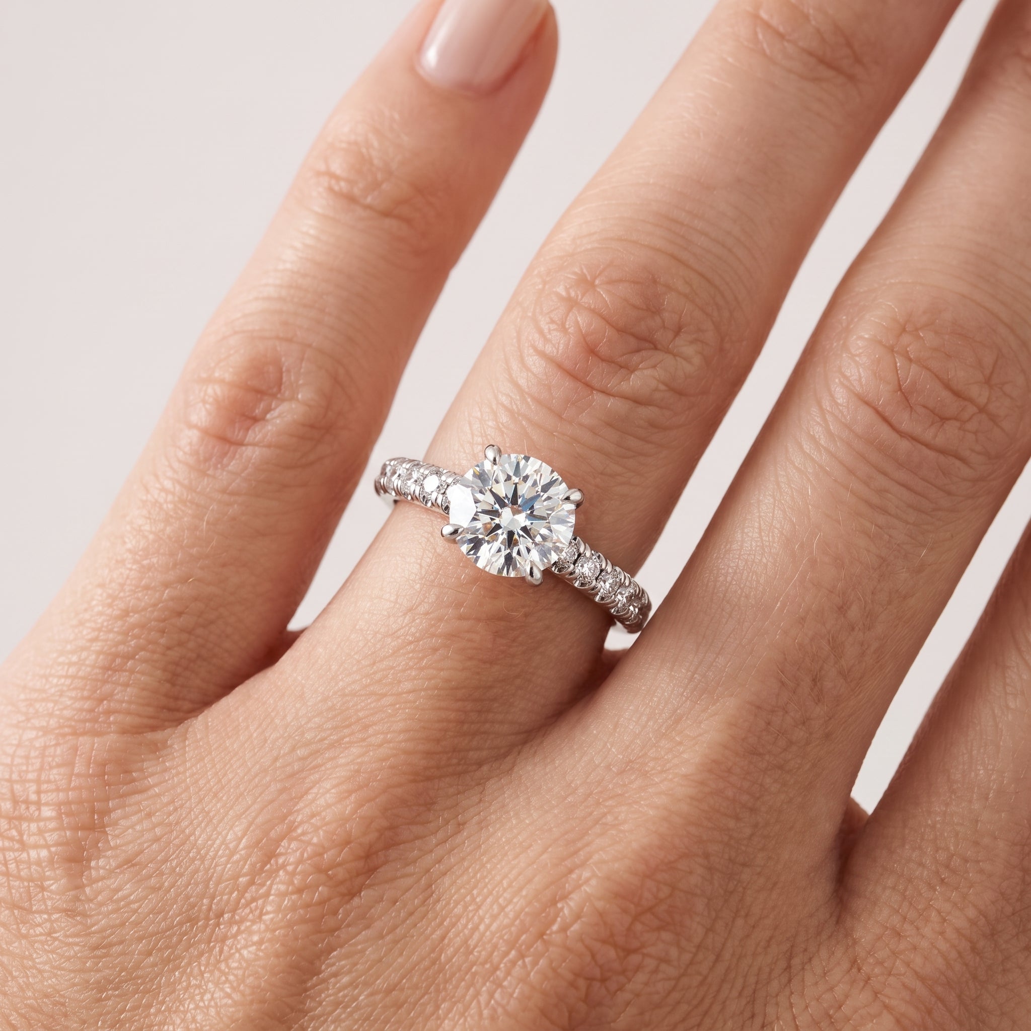 _lifestyle_image@SKU:R5118-NADR0100000PL #metal_platinum+origin_lab-grown+quality_ef-vs2+