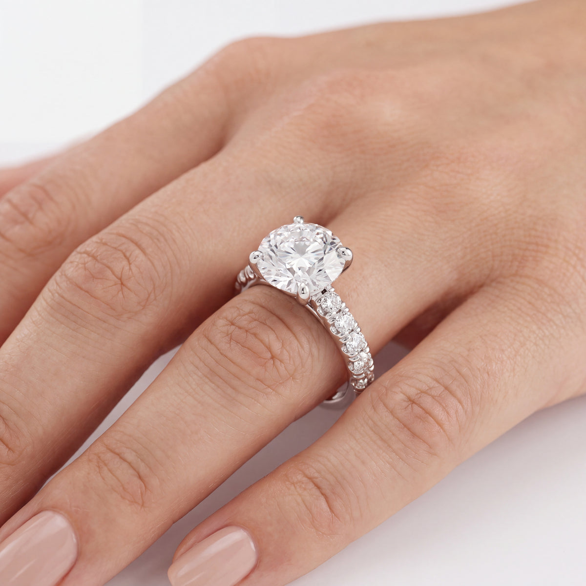 _lifestyle_image@SKU:R5118-NADR02000004W #metal_14k-white-gold+origin_lab-grown+quality_ef-vs2+