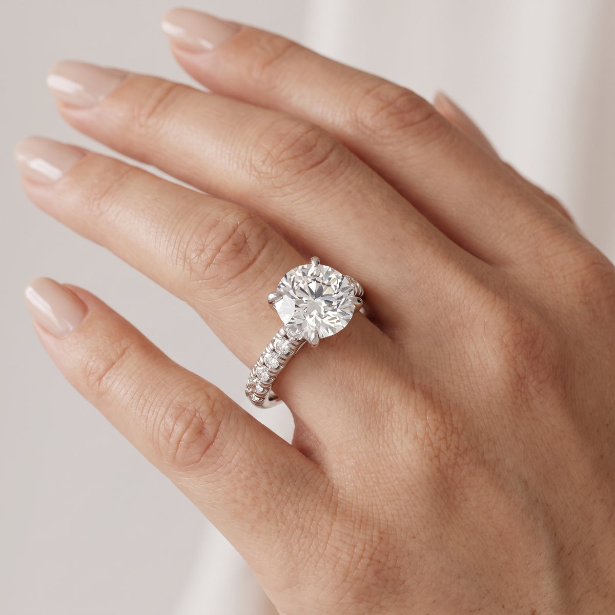 _lifestyle_image@SKU:R5118-NADR0200000PL #metal_platinum+origin_lab-grown+quality_ef-vs2+