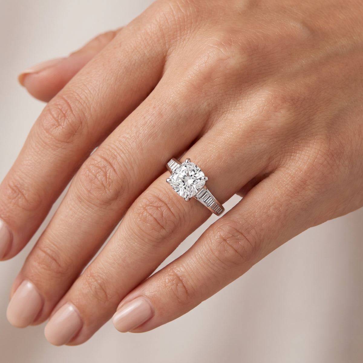_lifestyle_image@SKU:R5136-LADC02000004W #metal_10k-white-gold+origin_lab-grown+quality_g-si