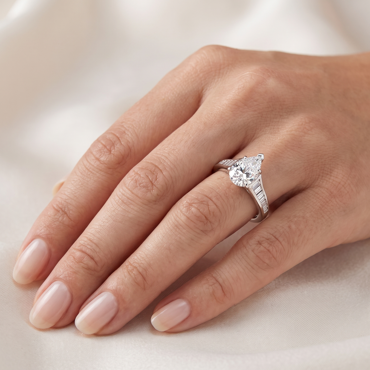 _lifestyle_image@SKU:R5136-NADD01000004W #metal_14k-white-gold+origin_lab-grown+quality_ef-vs2+