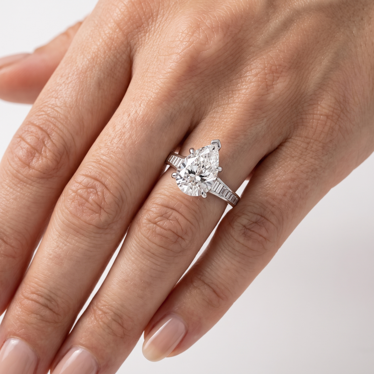 _lifestyle_image@SKU:R5136-LADD02000004W #metal_10k-white-gold+origin_lab-grown+quality_g-si