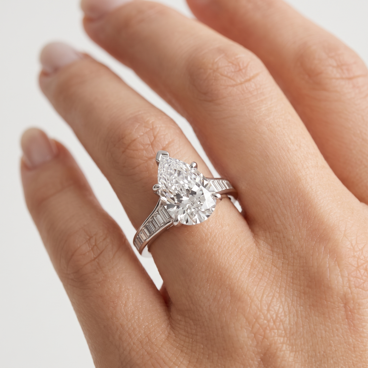 _lifestyle_image@SKU:R5136-LADD03000004W #metal_10k-white-gold+origin_lab-grown+quality_g-si