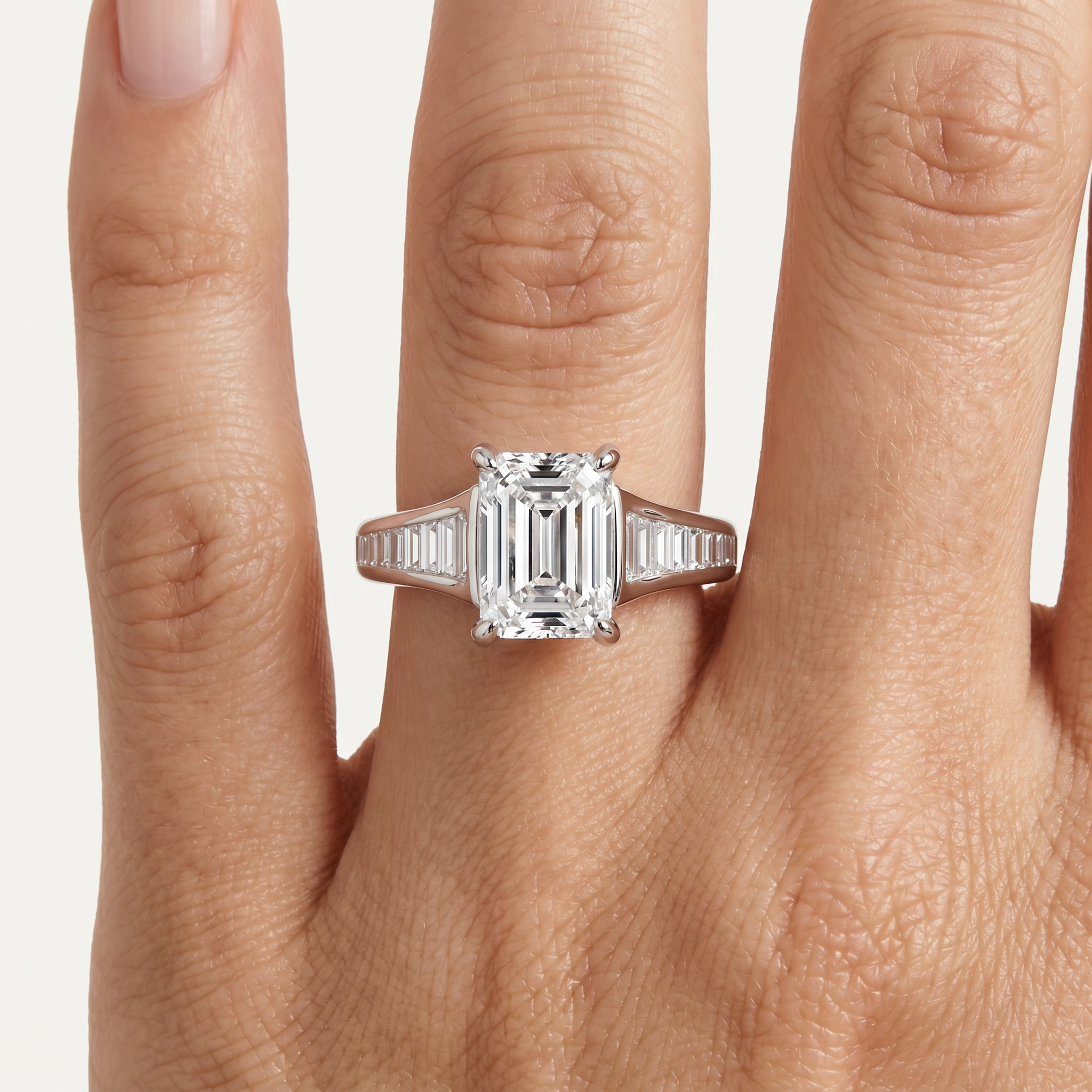 _lifestyle_image@SKU:R5136-LADE01000004W #metal_10k-white-gold+origin_lab-grown+quality_g-si