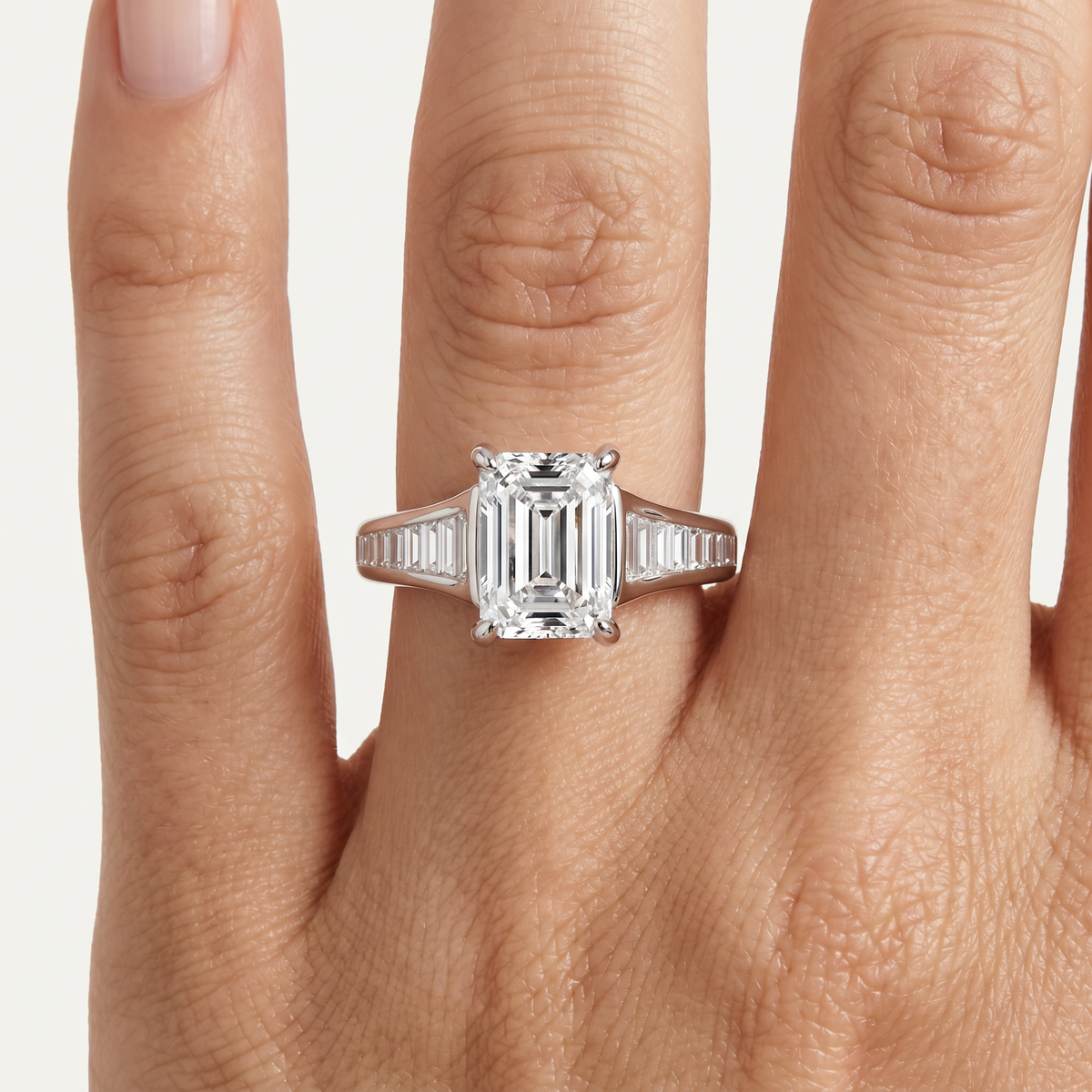 _lifestyle_image@SKU:R5136-NADE01000004W #metal_14k-white-gold+origin_lab-grown+quality_ef-vs2+