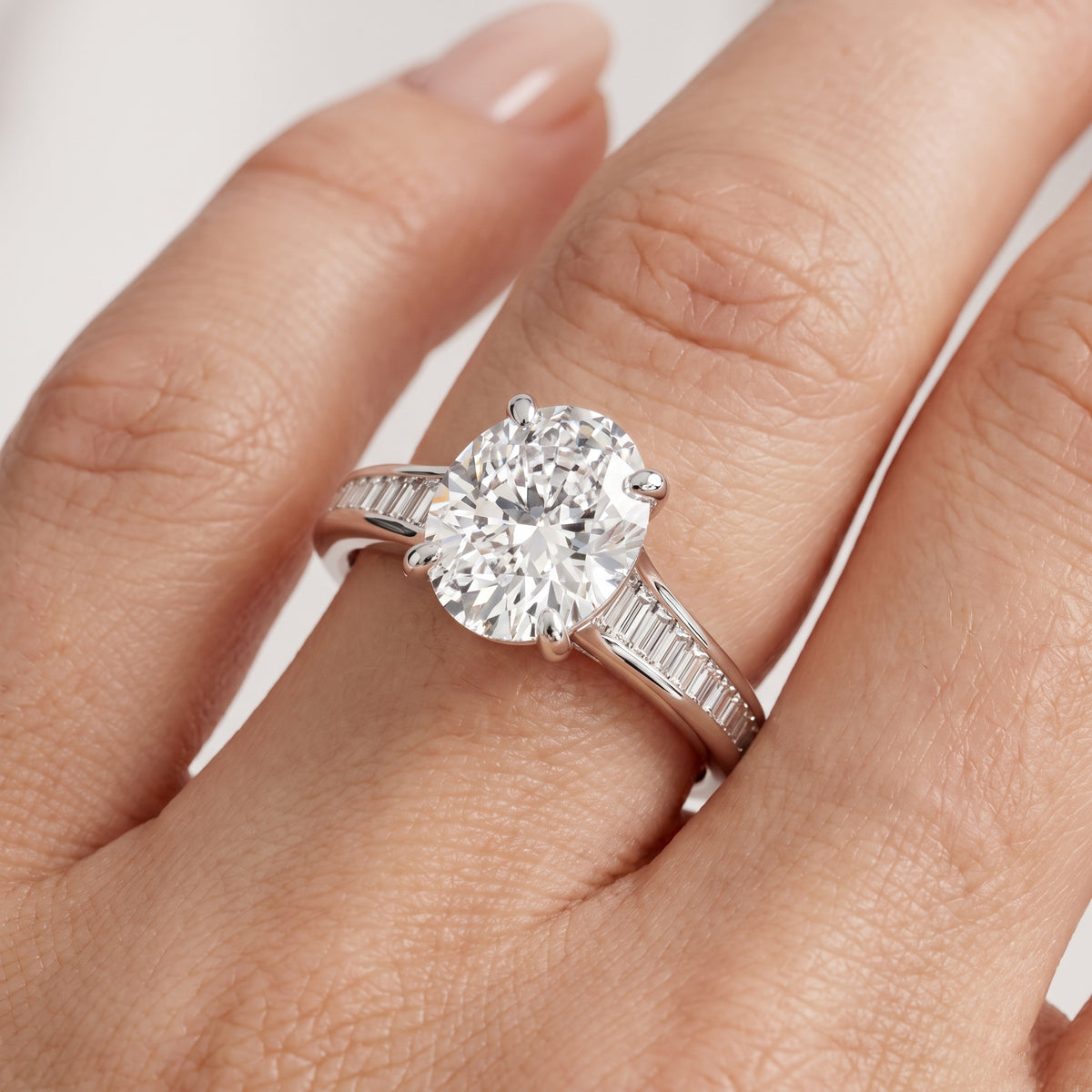 _lifestyle_image@SKU:R5136-LADO02000004W #metal_10k-white-gold+origin_lab-grown+quality_g-si