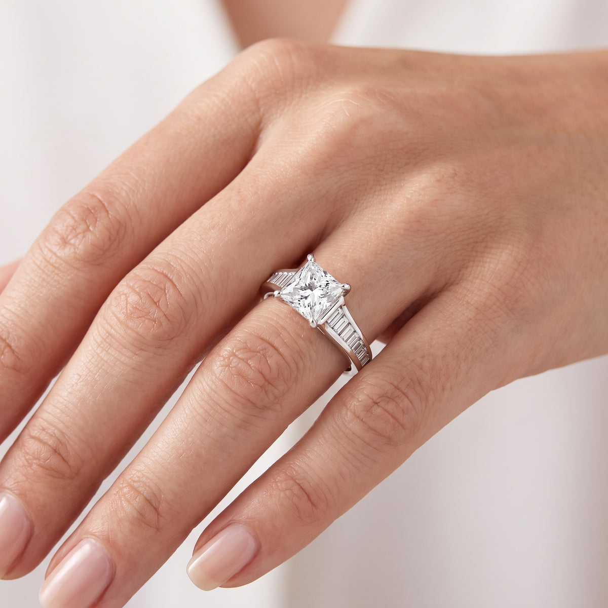 _lifestyle_image@SKU:R5136-LADP01000004W #metal_10k-white-gold+origin_lab-grown+quality_g-si