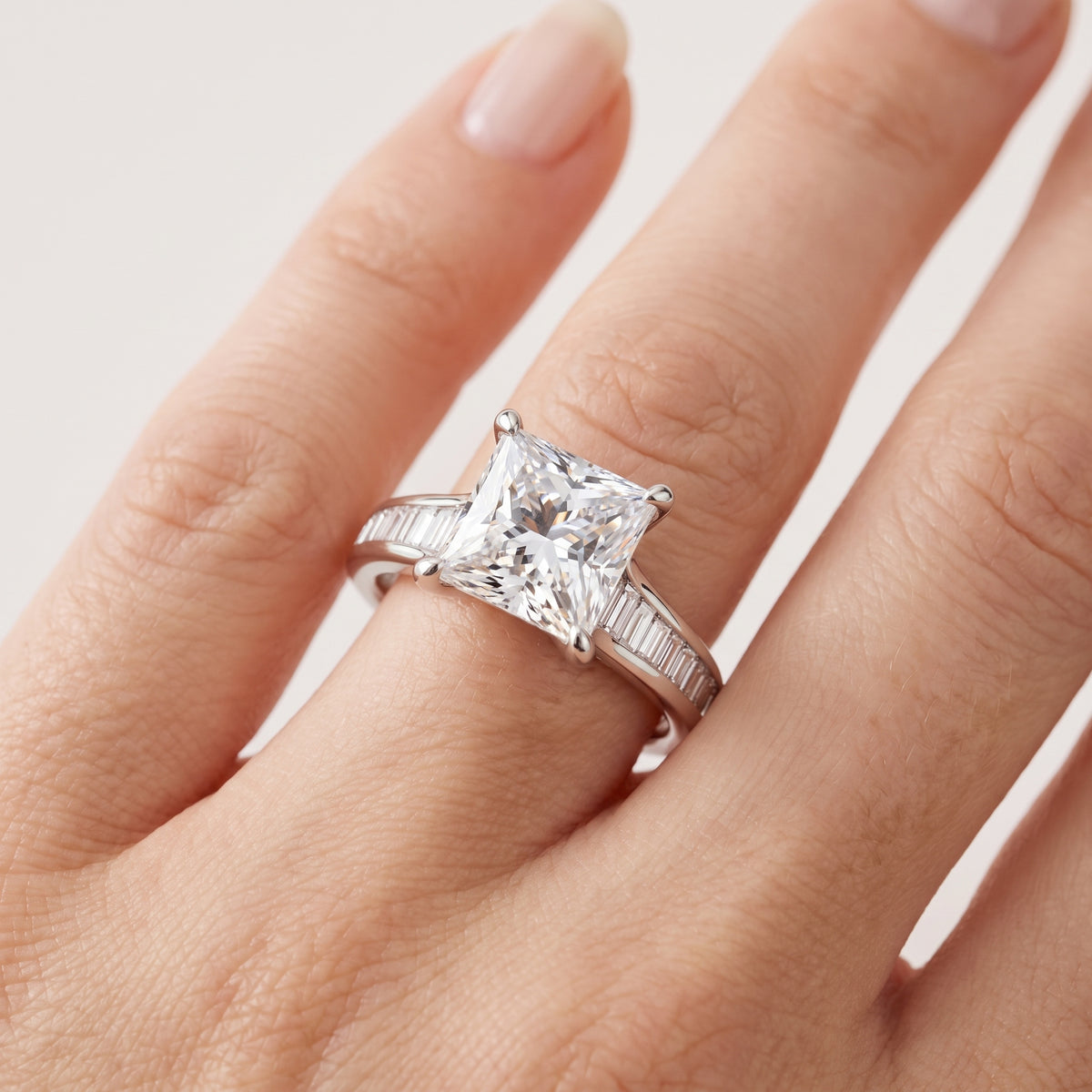 _lifestyle_image@SKU:R5136-LADP02000004W #metal_10k-white-gold+origin_lab-grown+quality_g-si