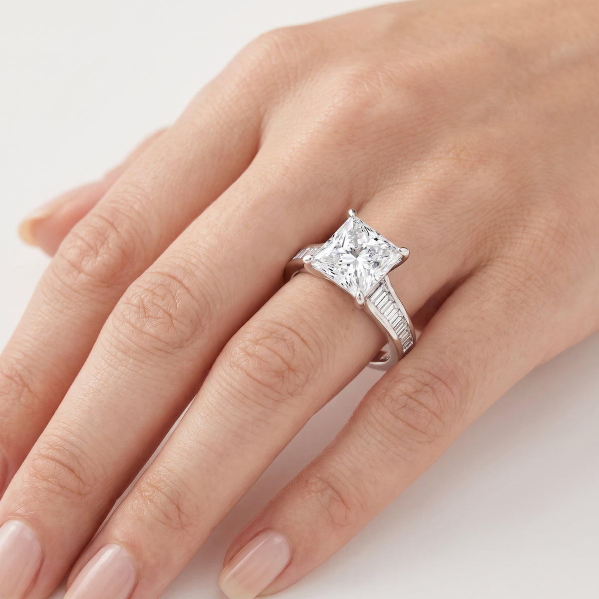 _lifestyle_image@SKU:R5136-LADP03000004W #metal_10k-white-gold+origin_lab-grown+quality_g-si