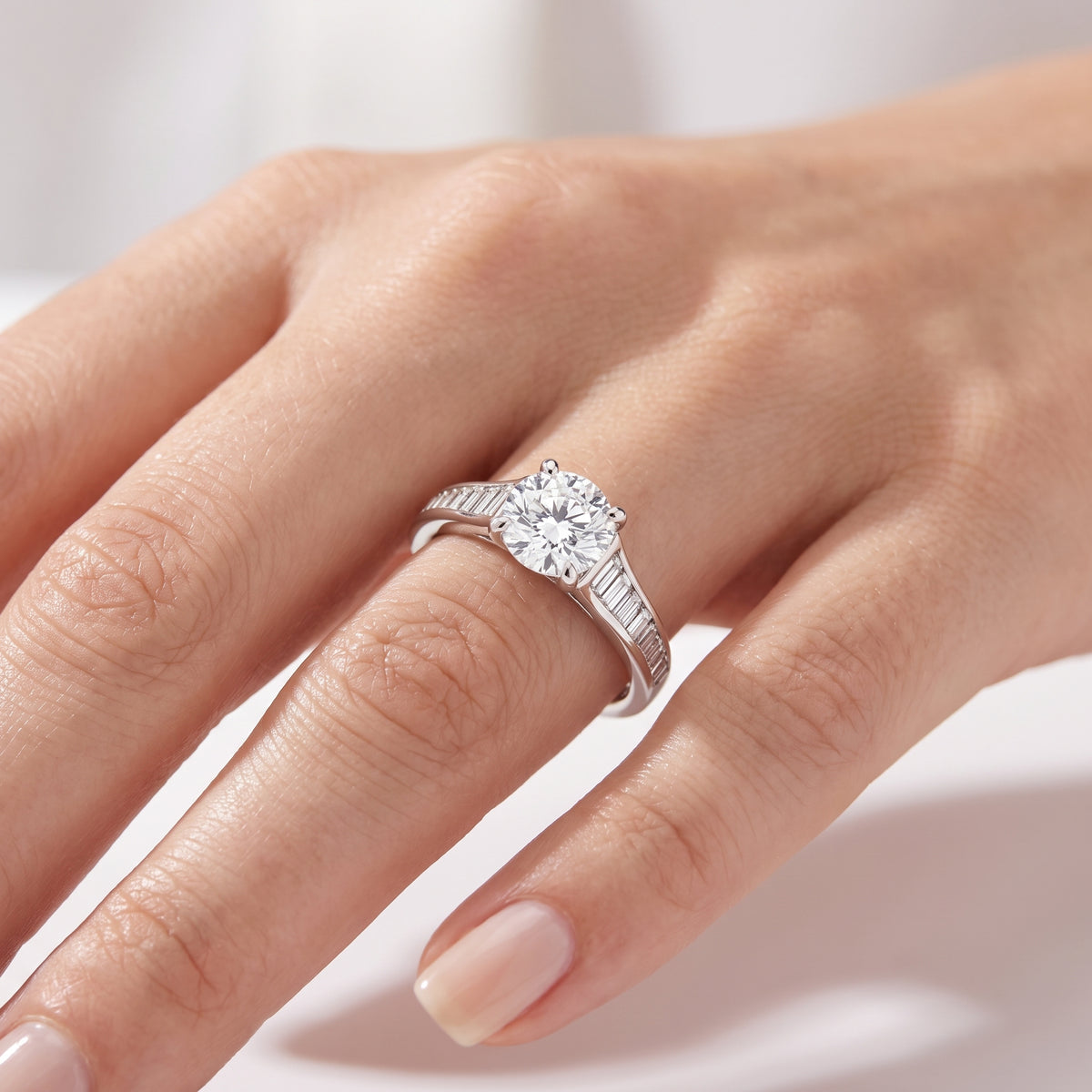 _lifestyle_image@SKU:R5136-LADR01000004W #metal_10k-white-gold+origin_lab-grown+quality_g-si