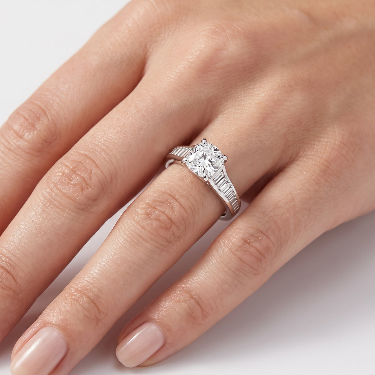 _lifestyle_image@SKU:R5136-NADC01000004W #metal_14k-white-gold+origin_lab-grown+quality_ef-vs2+
