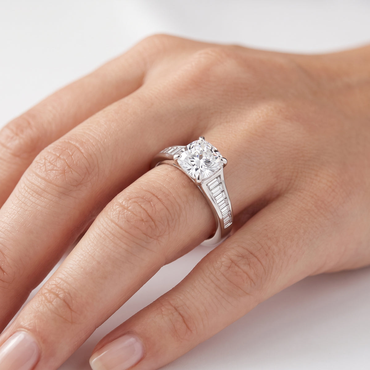 _lifestyle_image@SKU:R5136-NADC0100000PL #metal_platinum+origin_lab-grown+quality_ef-vs2+