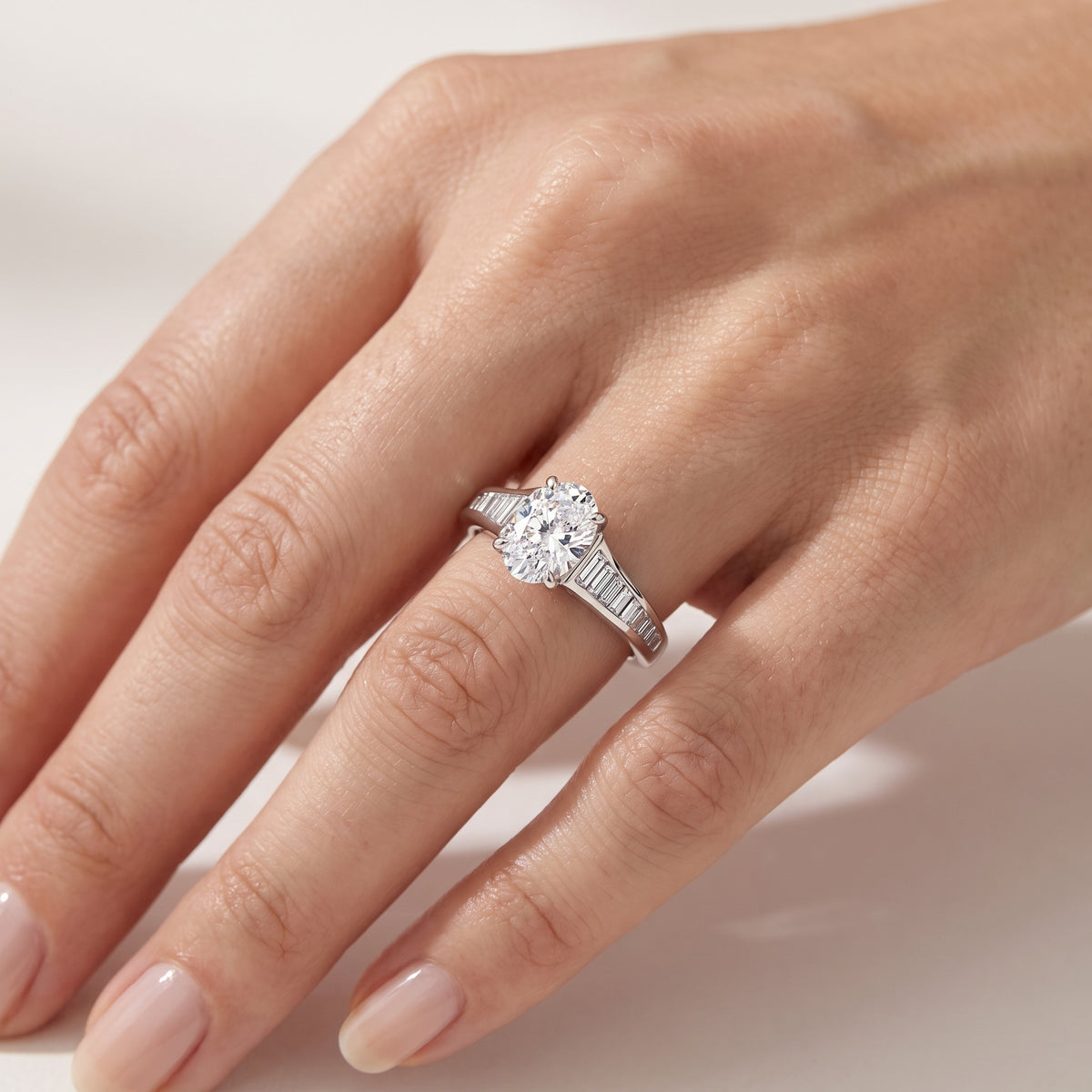 _lifestyle_image@SKU:R5136-NADO0100000PL #metal_platinum+origin_lab-grown+quality_ef-vs2+