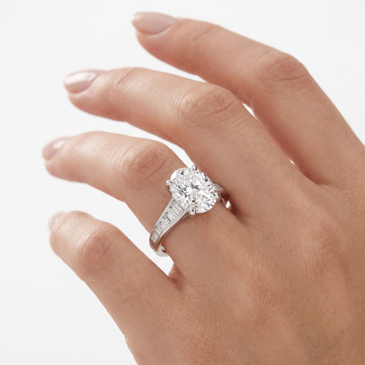 _lifestyle_image@SKU:R5136-NADO0200000PL #metal_platinum+origin_lab-grown+quality_ef-vs2+