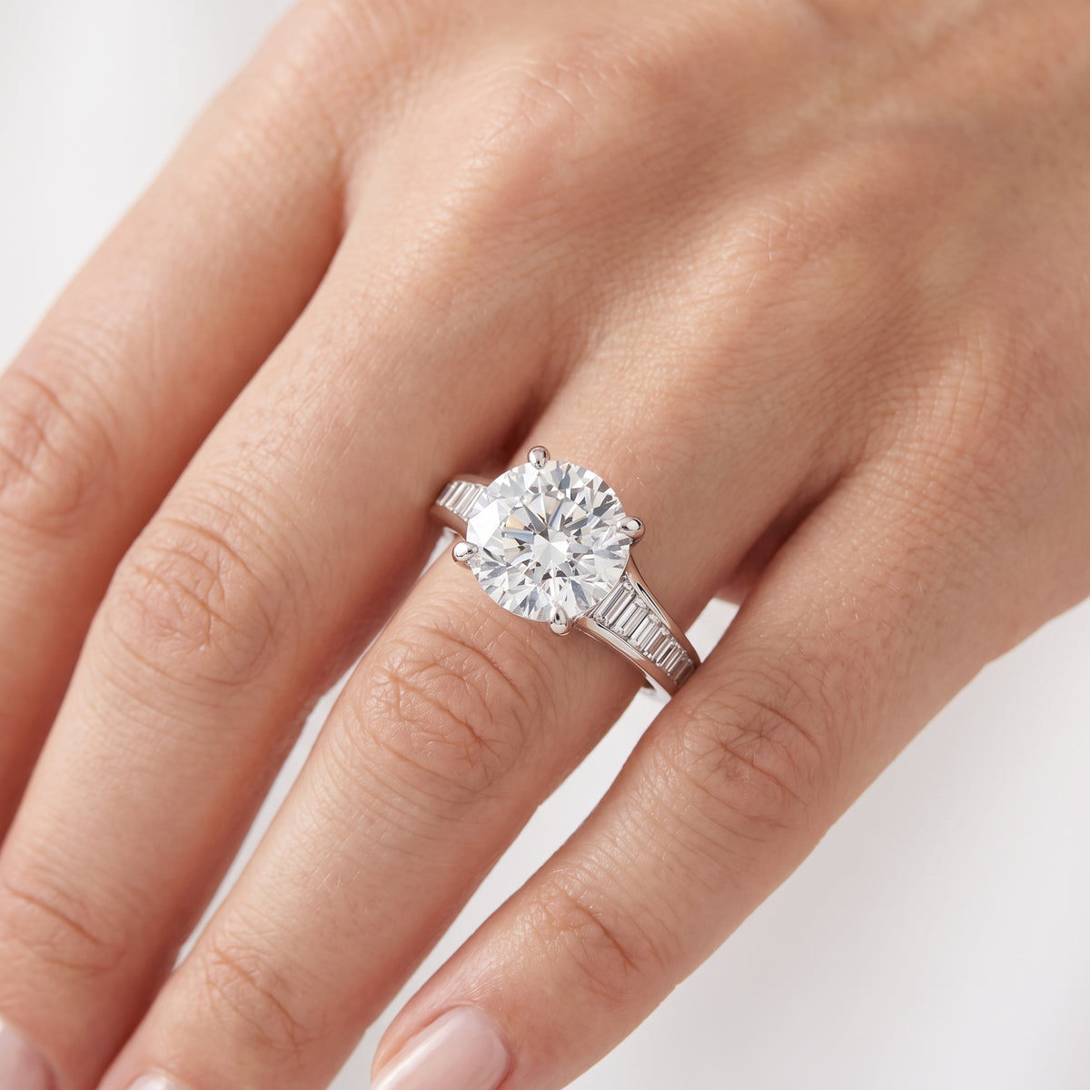 _lifestyle_image@SKU:R5136-NADR03000004W #metal_14k-white-gold+origin_lab-grown+quality_ef-vs2+