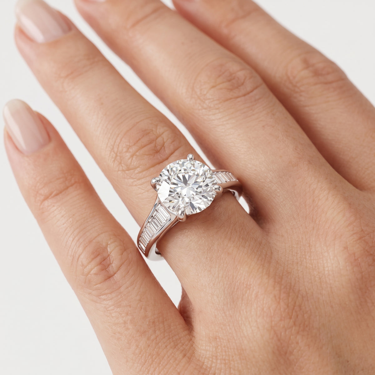 _lifestyle_image@SKU:R5136-NADR0300000PL #metal_platinum+origin_lab-grown+quality_ef-vs2+