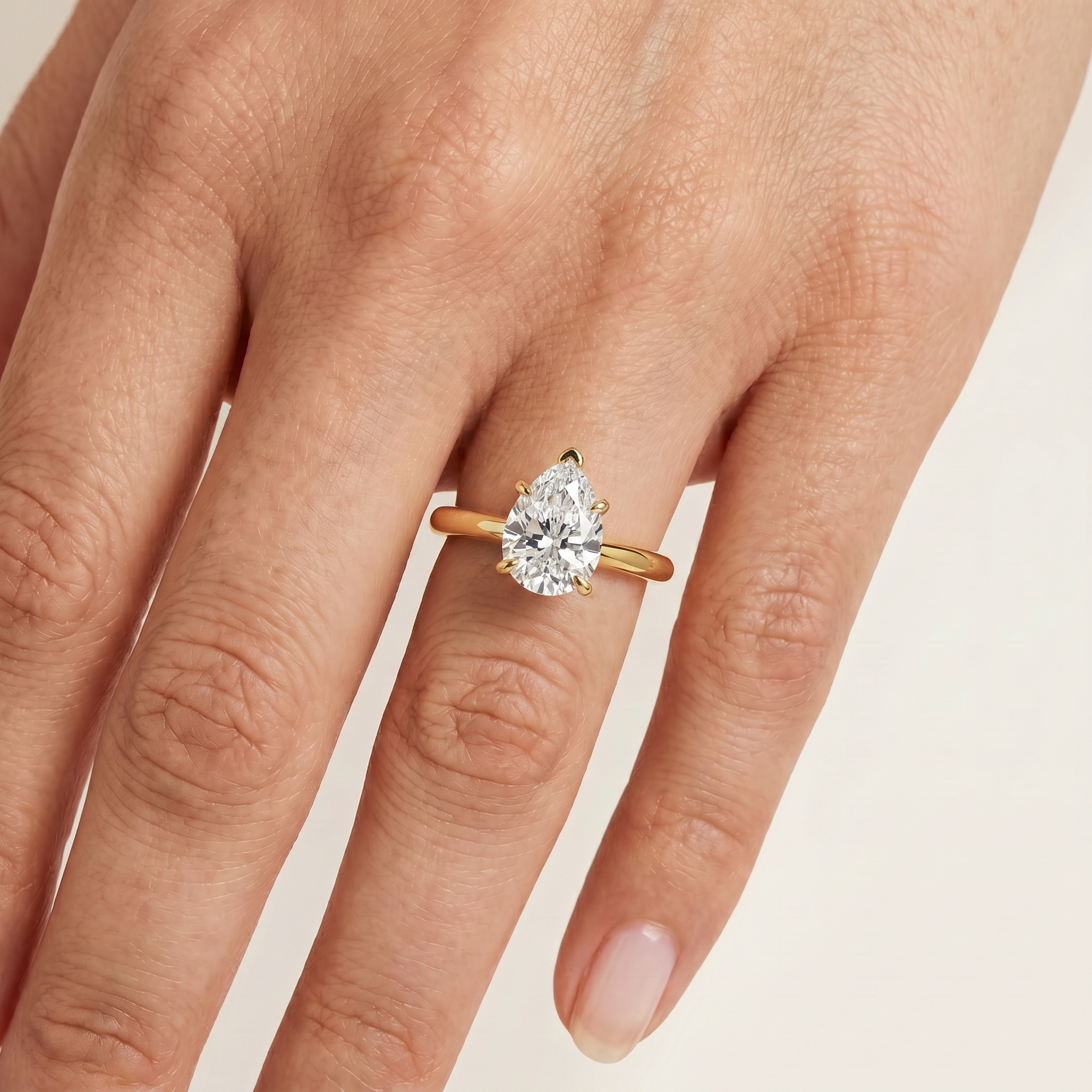 _lifestyle_image@SKU:R5314-LADD04000004Y #metal_10k-yellow-gold+origin_lab-grown+quality_g-si