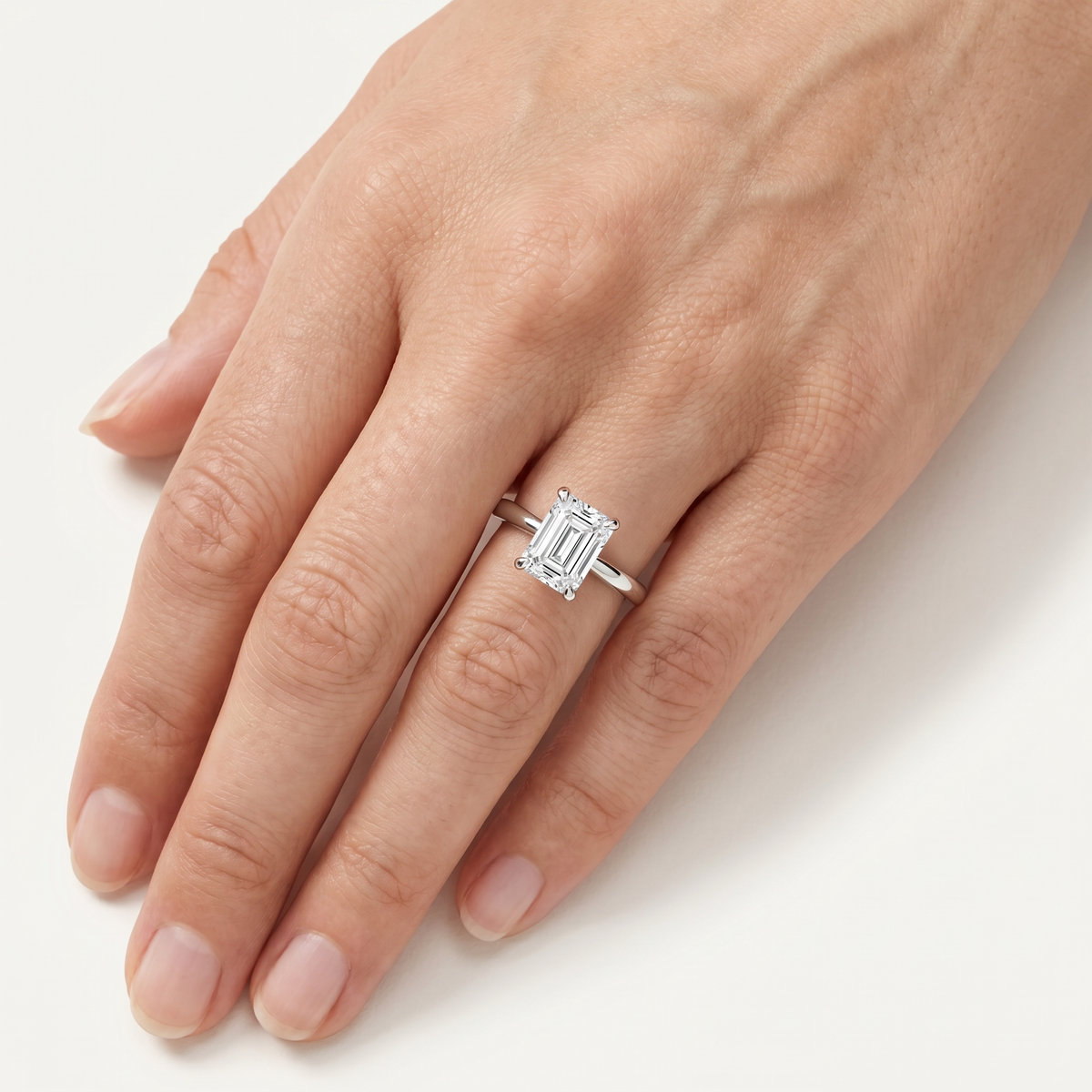 _lifestyle_image@SKU:R5314-LADE01000004W #metal_10k-white-gold+origin_lab-grown+quality_g-si