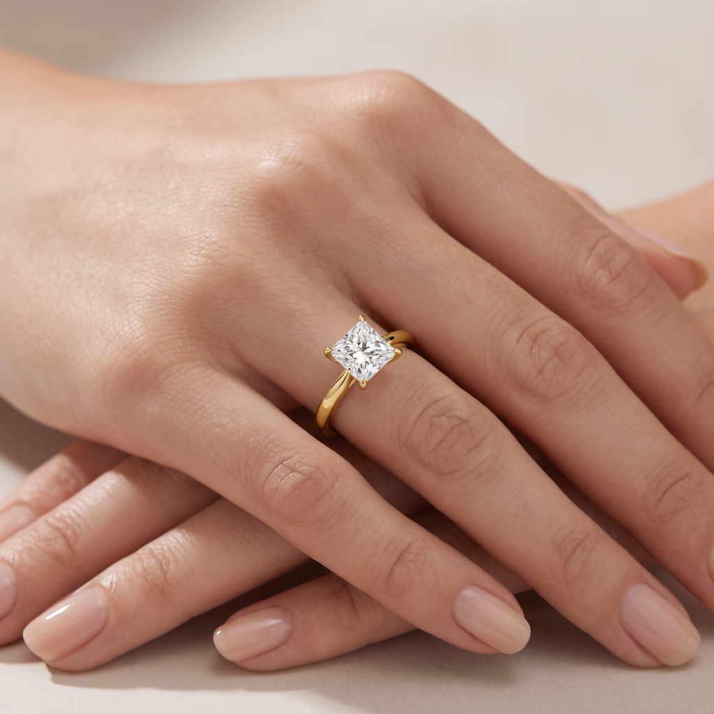 _lifestyle_image@SKU:R5314-LADP01000004Y #metal_10k-yellow-gold+origin_lab-grown+quality_g-si