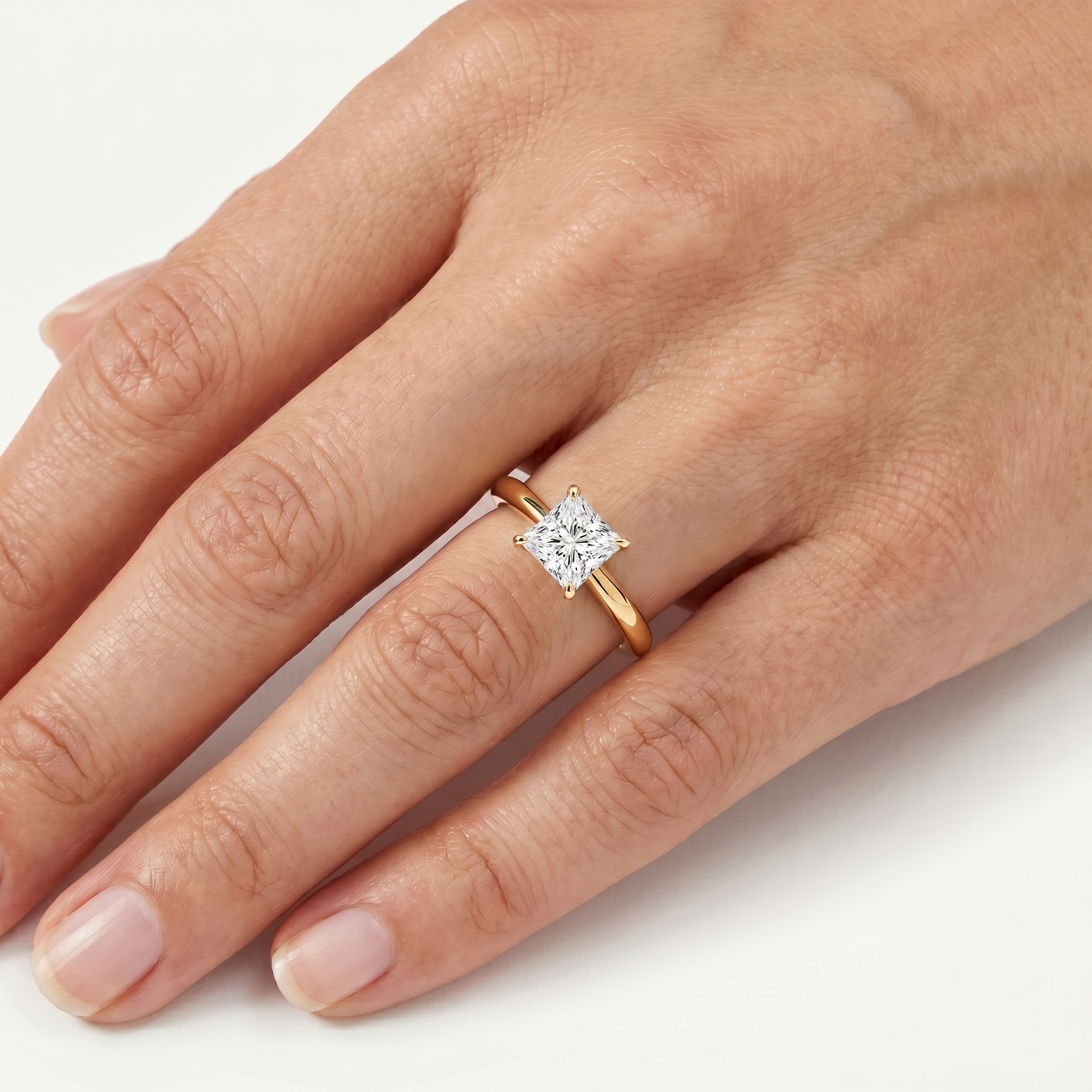 _lifestyle_image@SKU:R5314-LADP01000004Y #metal_10k-yellow-gold+origin_lab-grown+quality_g-si