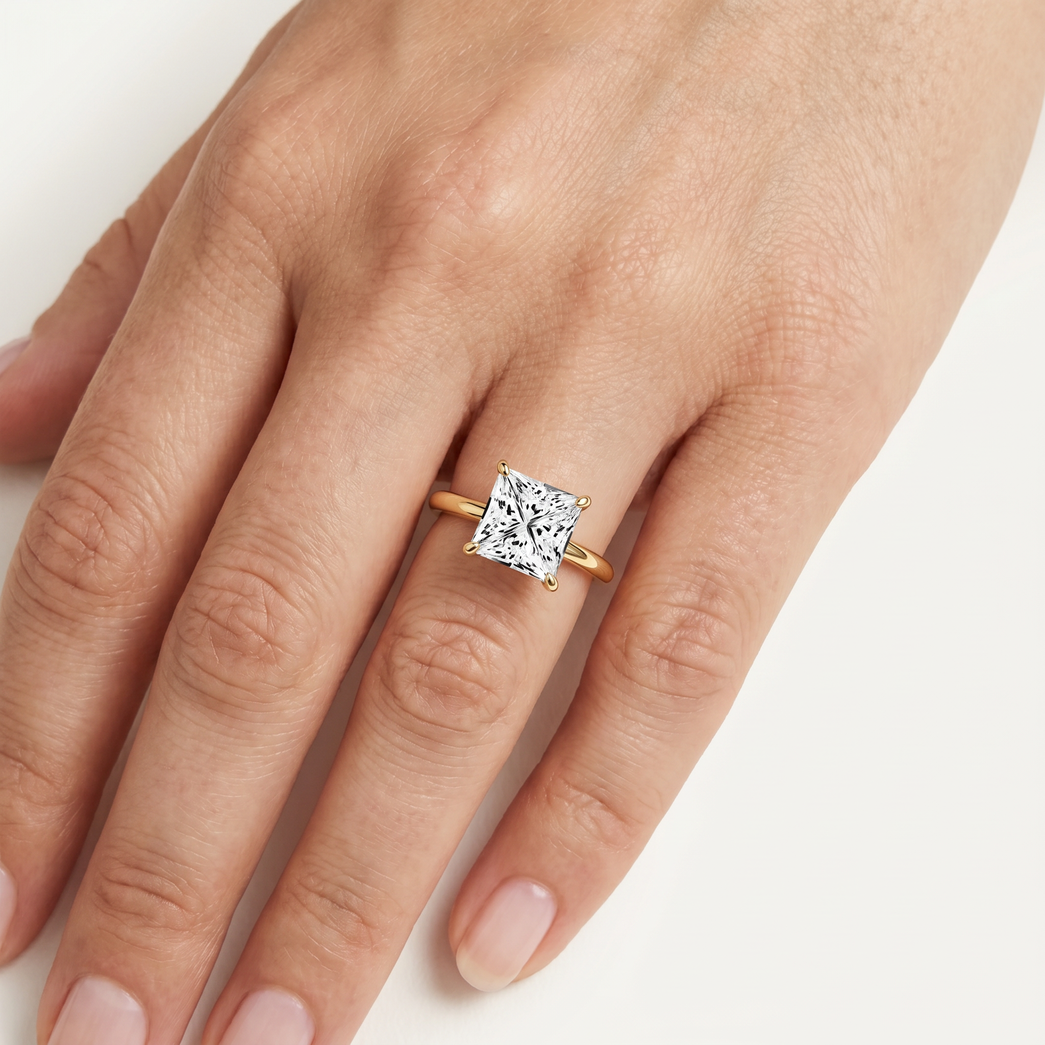 _lifestyle_image@SKU:R5314-LADP04000004Y #metal_10k-yellow-gold+origin_lab-grown+quality_g-si
