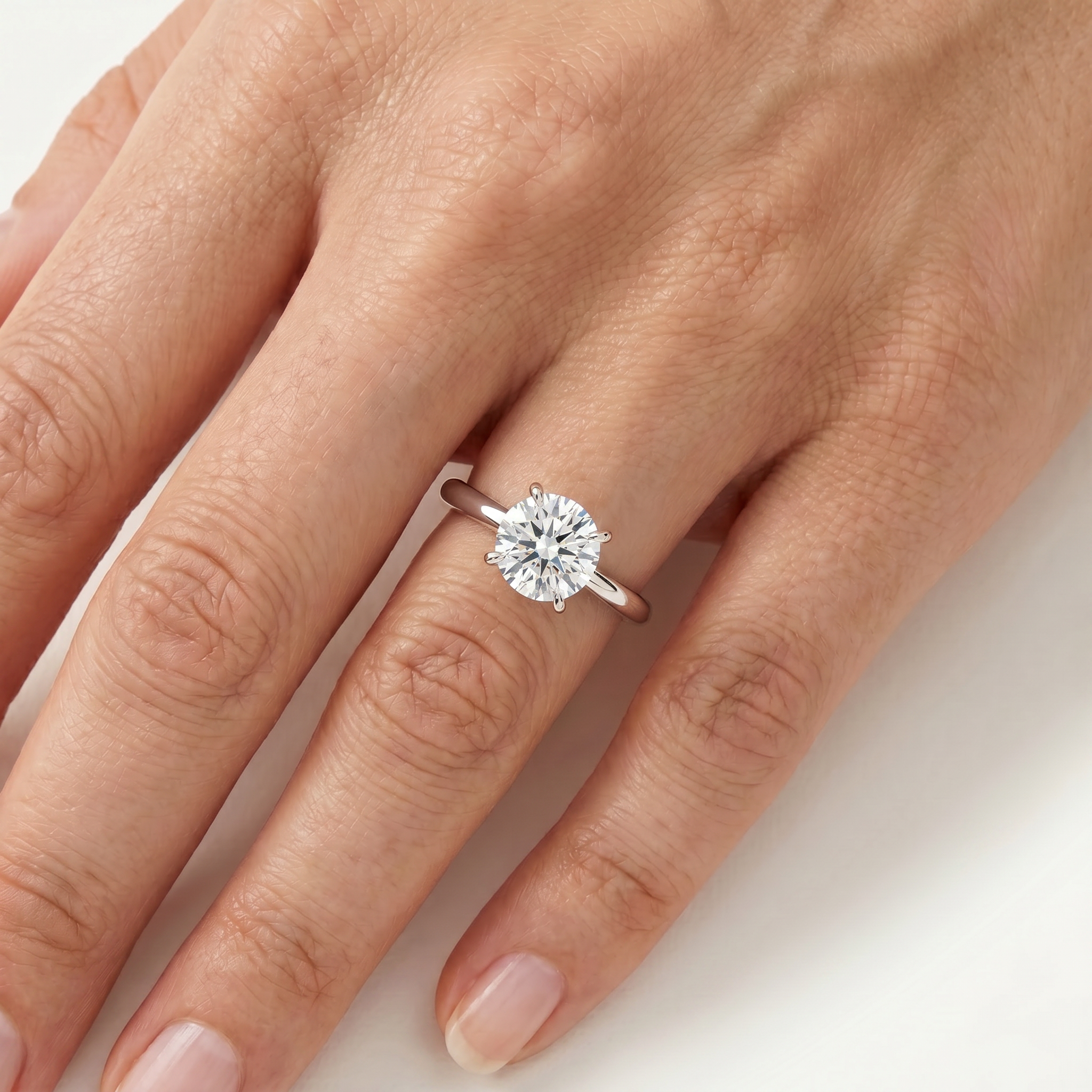 _lifestyle_image@SKU:R5314-LADT01000004W #metal_10k-white-gold+origin_lab-grown+quality_g-si