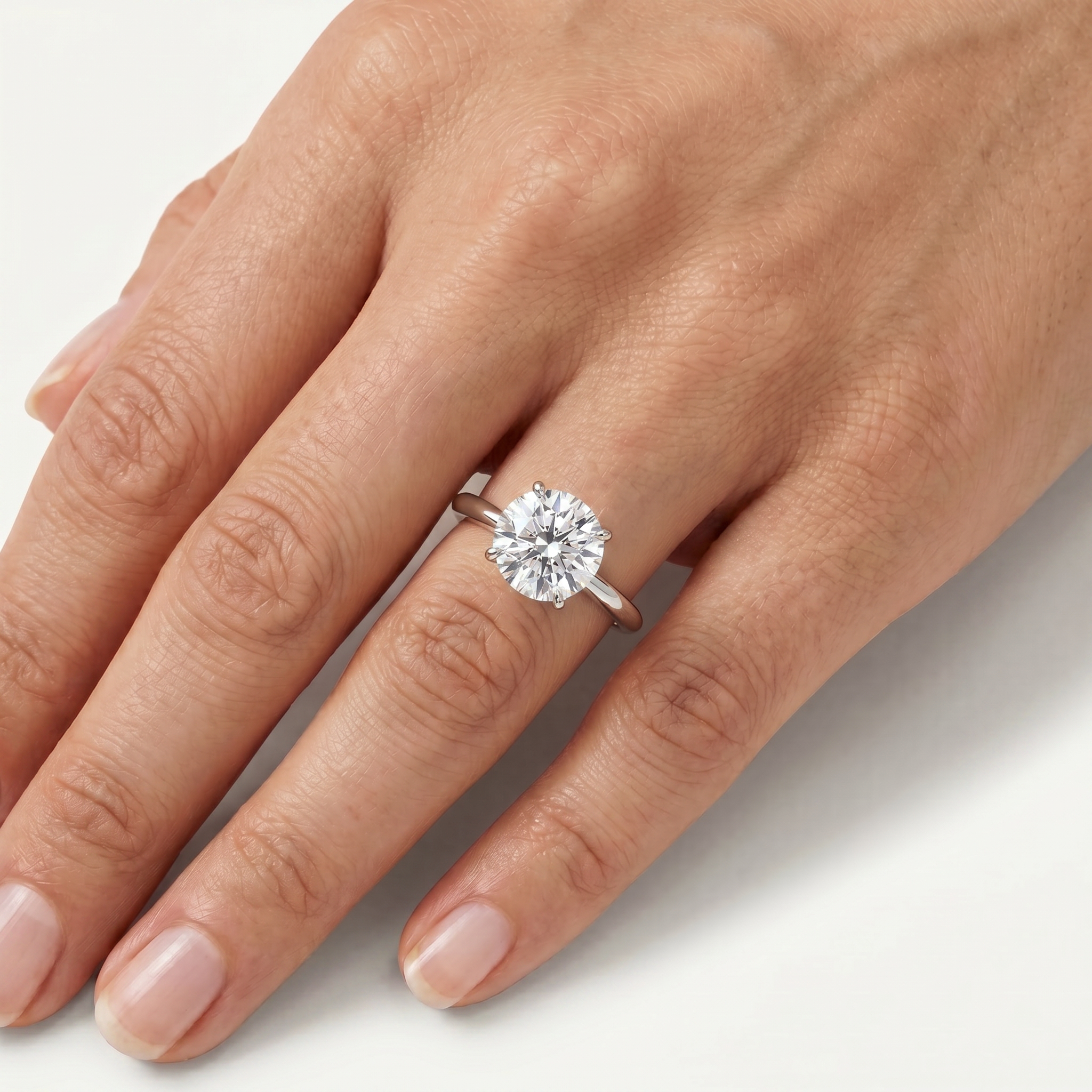 _lifestyle_image@SKU:R5314-LADR04000004W #metal_10k-white-gold+origin_lab-grown+quality_g-si