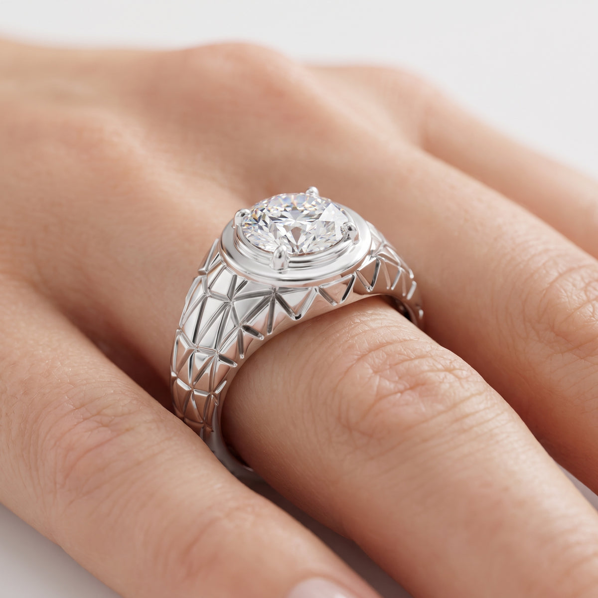 _lifestyle_image@SKU:R5563-LADR0200000DW #metal_silver+origin_lab-grown+quality_g-si