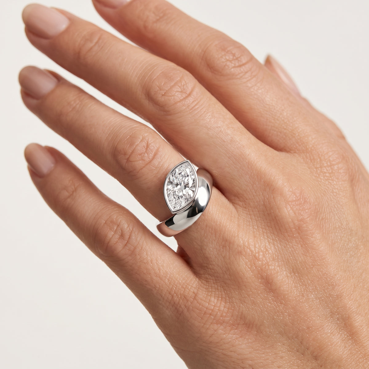 _lifestyle_image@SKU:R5690-LADM0150000DW #metal_silver+origin_lab-grown+quality_g-si