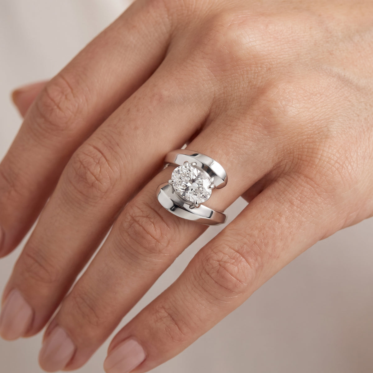 _lifestyle_image@SKU:R5843-LADO0200000DW #metal_silver+origin_lab-grown+quality_g-si