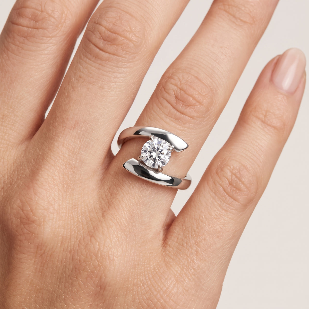 _lifestyle_image@SKU:R5845-LADR0100000DW #metal_silver+origin_lab-grown+quality_g-si