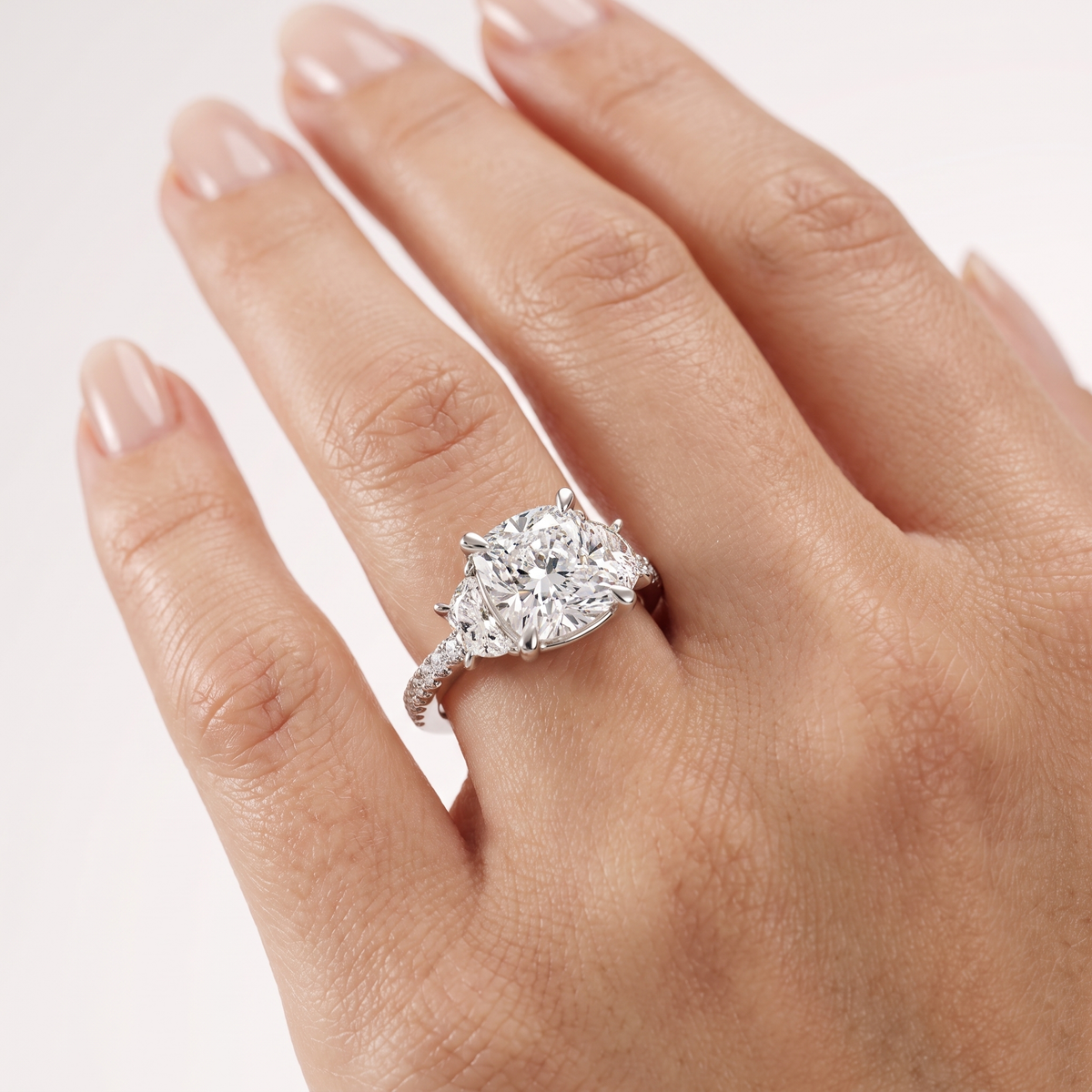 _lifestyle_image@SKU:R6001-LADC02000004W #metal_10k-white-gold+origin_lab-grown+diamond-quality_g-si+