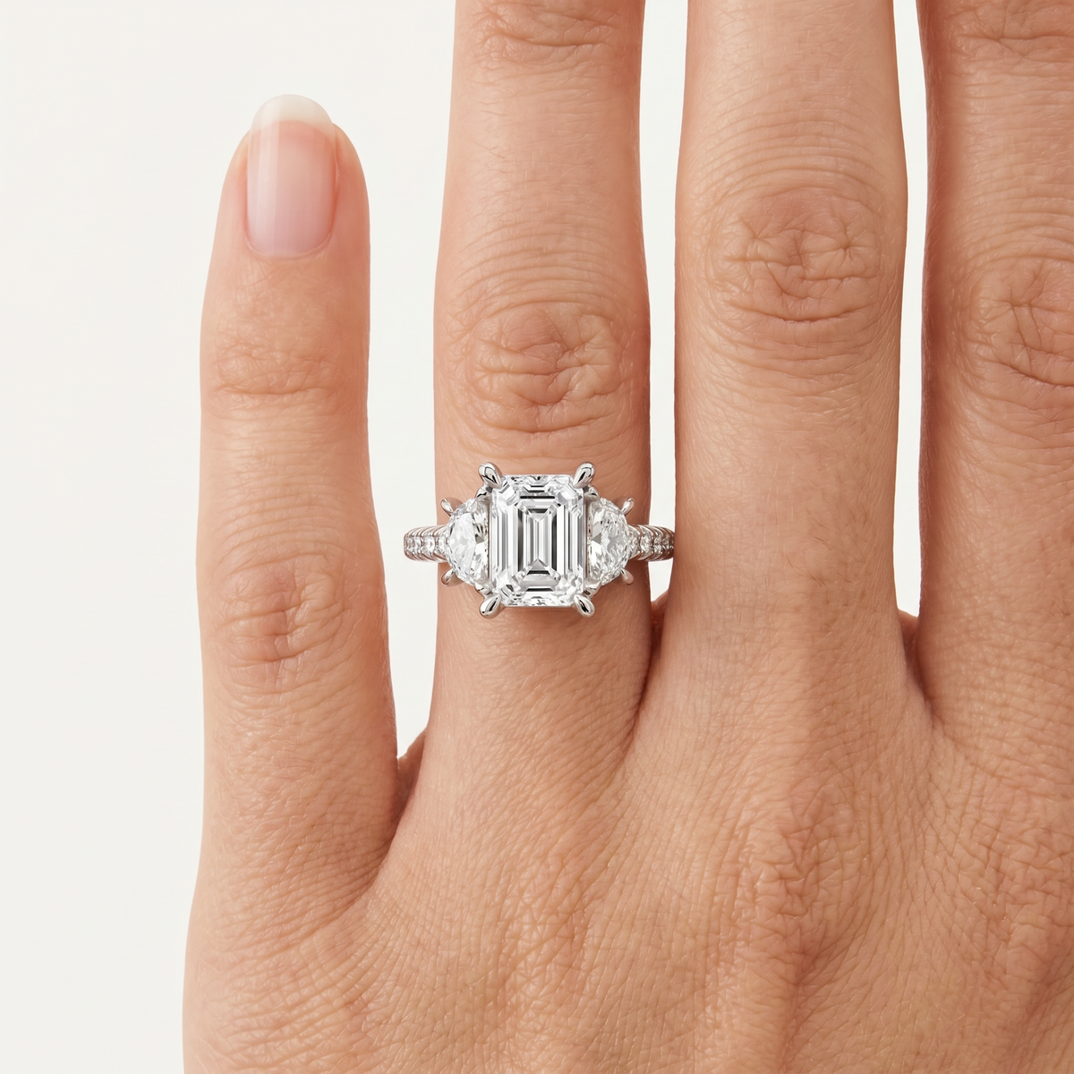 _lifestyle_image@SKU:R6001-LADE01000004W #metal_10k-white-gold+origin_lab-grown+diamond-quality_g-si+