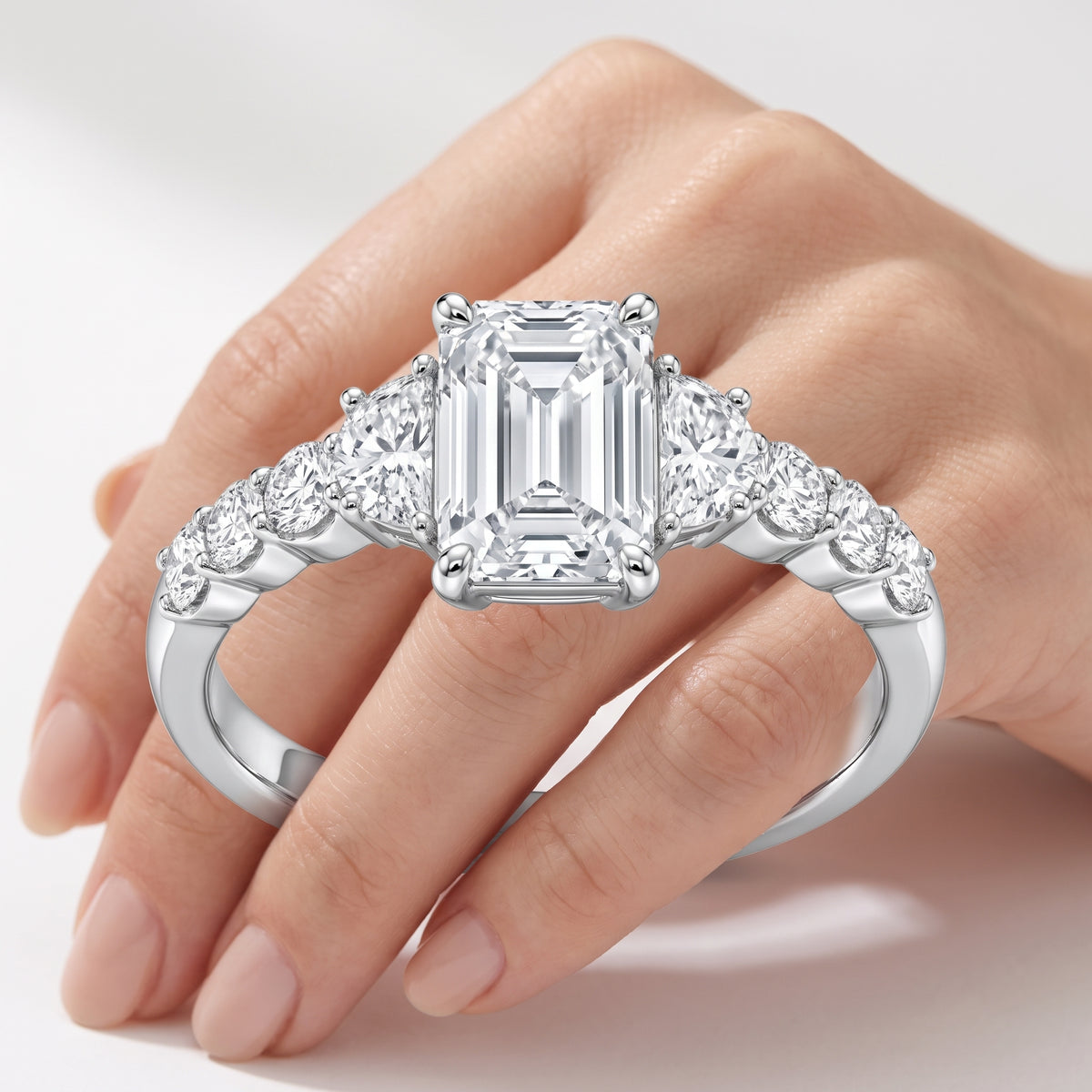 _lifestyle_image@SKU:R6001-LADE02000004W #metal_10k-white-gold+origin_lab-grown+diamond-quality_g-si+