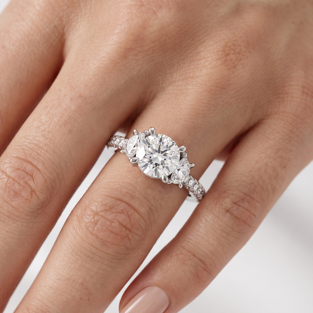 _lifestyle_image@SKU:R6001-LADR01000004W #metal_10k-white-gold+origin_lab-grown+diamond-quality_g-si+