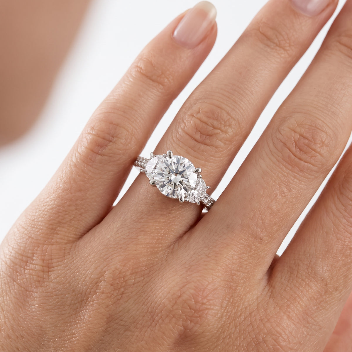 _lifestyle_image@SKU:R6001-LADR02000004W #metal_10k-white-gold+origin_lab-grown+diamond-quality_g-si+