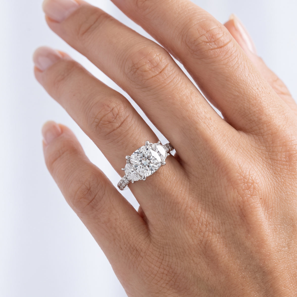 _lifestyle_image@SKU:R6001-NADC0100000PL #metal_platinum+origin_lab-grown+diamond-quality_ef-vs2++