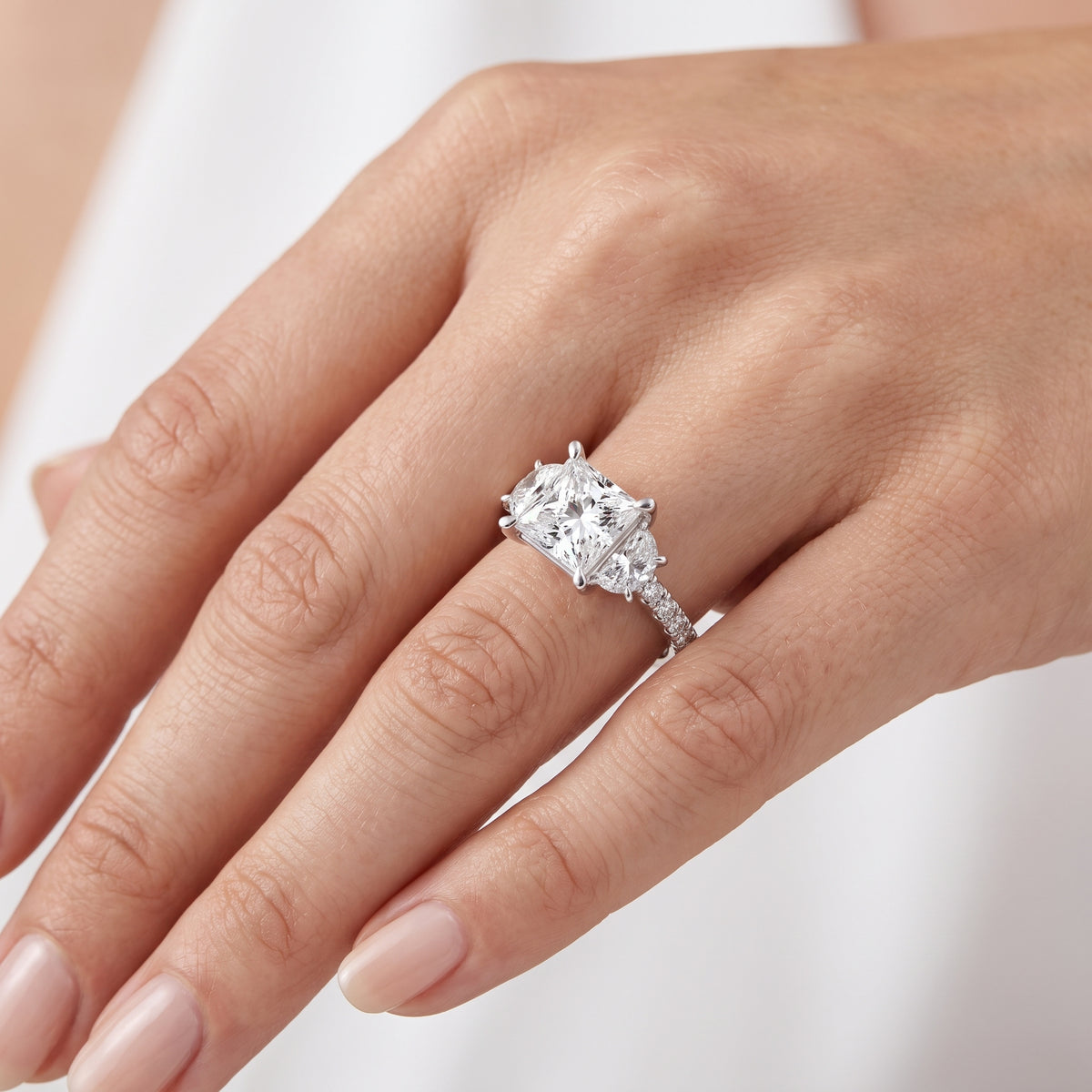 _lifestyle_image@SKU:R6001-NADP0200000PL #metal_platinum+origin_lab-grown+diamond-quality_ef-vs2++