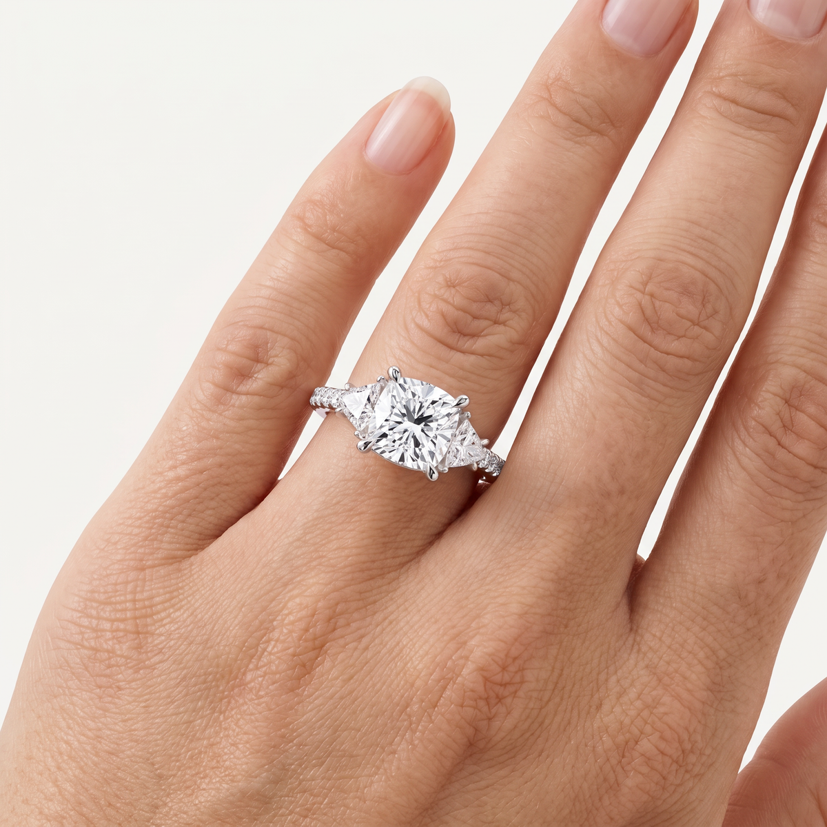 _lifestyle_image@SKU:R6002-LADC02000004W #metal_10k-white-gold+origin_lab-grown+diamond-quality_g-si+