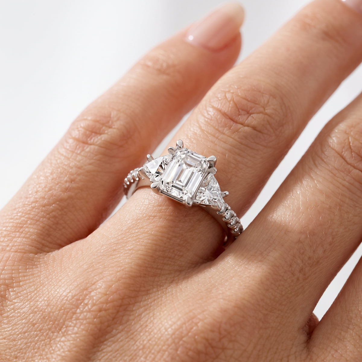 _lifestyle_image@SKU:R6002-LADE01000004W #metal_10k-white-gold+origin_lab-grown+diamond-quality_g-si+