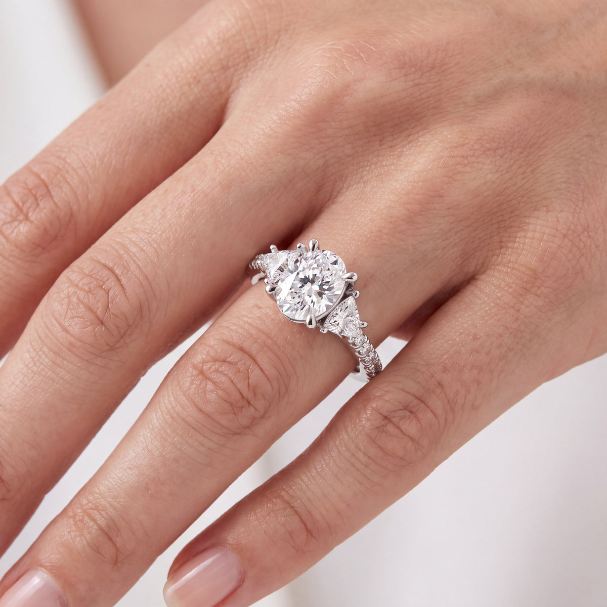 _lifestyle_image@SKU:R6002-LADO01000004W #metal_10k-white-gold+origin_lab-grown+diamond-quality_g-si+