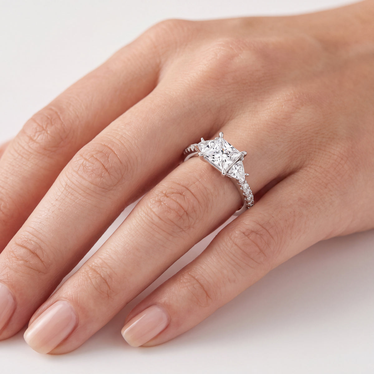 _lifestyle_image@SKU:R6002-LADP01000004W #metal_10k-white-gold+origin_lab-grown+diamond-quality_g-si+