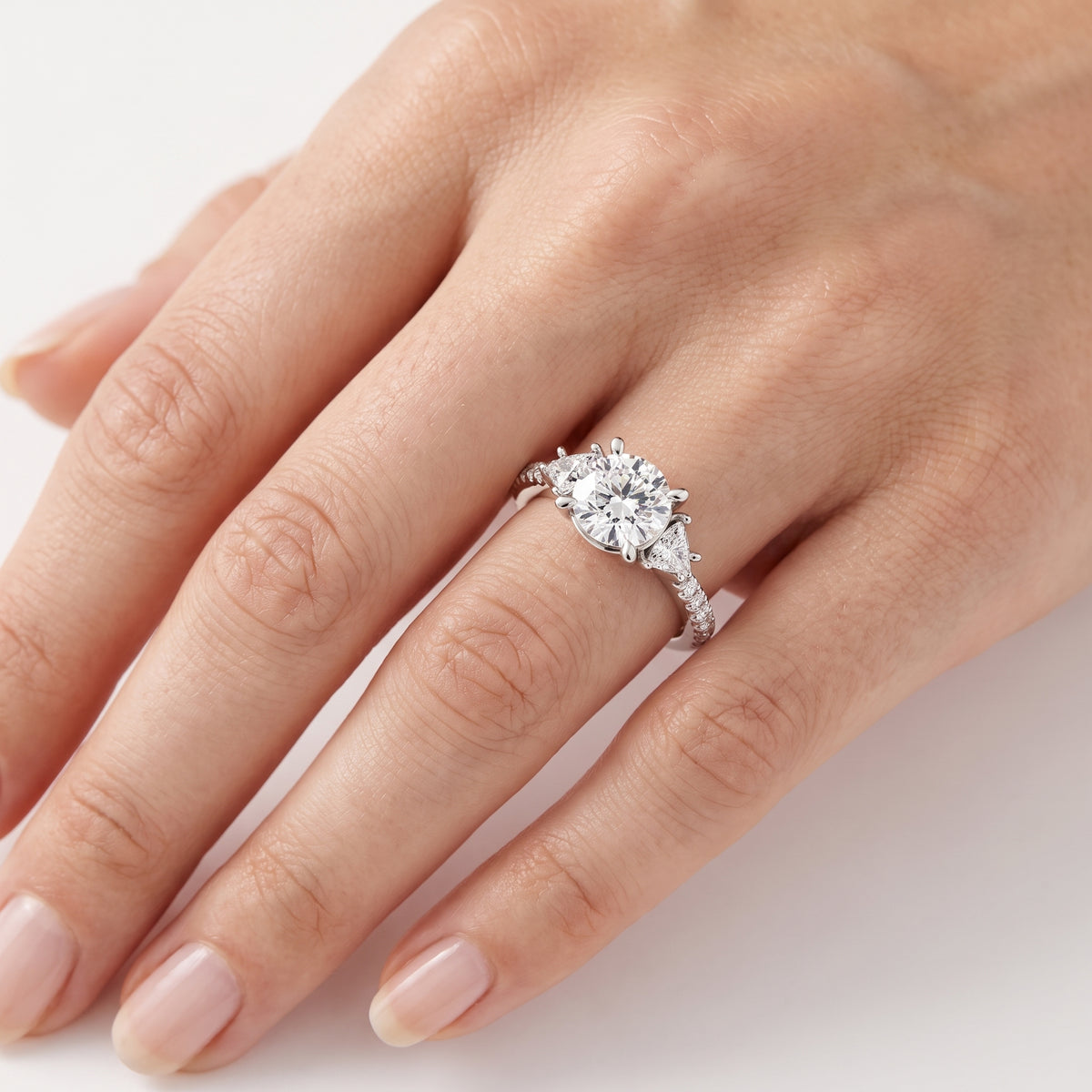 _lifestyle_image@SKU:R6002-LADR02000004W #metal_10k-white-gold+origin_lab-grown+diamond-quality_g-si+