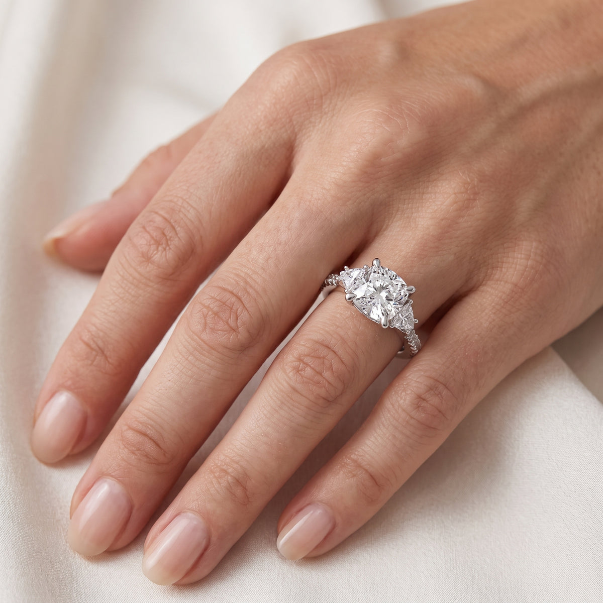 _lifestyle_image@SKU:R6002-NADC0200000PL #metal_platinum+origin_lab-grown+diamond-quality_ef-vs2++